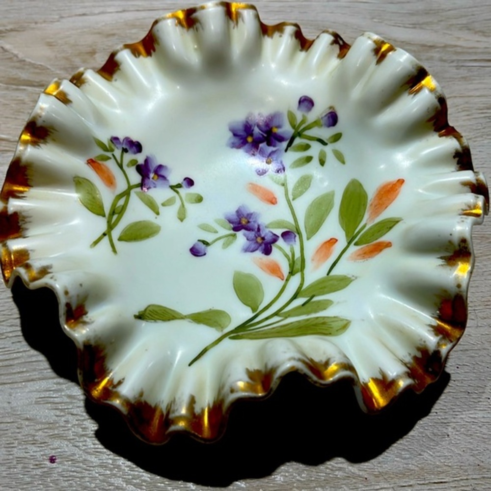 Japanese hand painted ruffled bowl 6 inches across